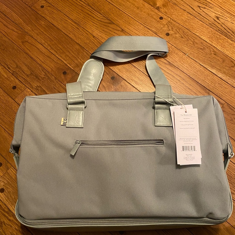 Beis Large Weekender Bag (NWT). Measures 19”Wx9.8”Dx15.7”H